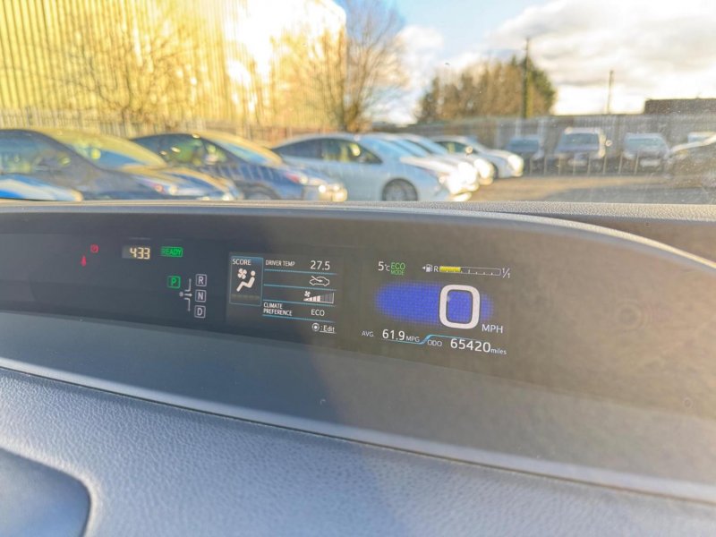 TOYOTA PRIUS