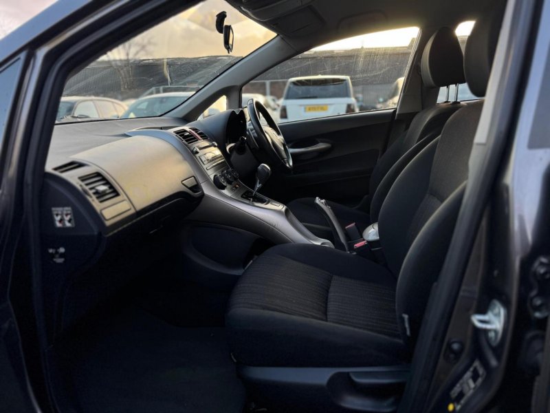 TOYOTA AURIS